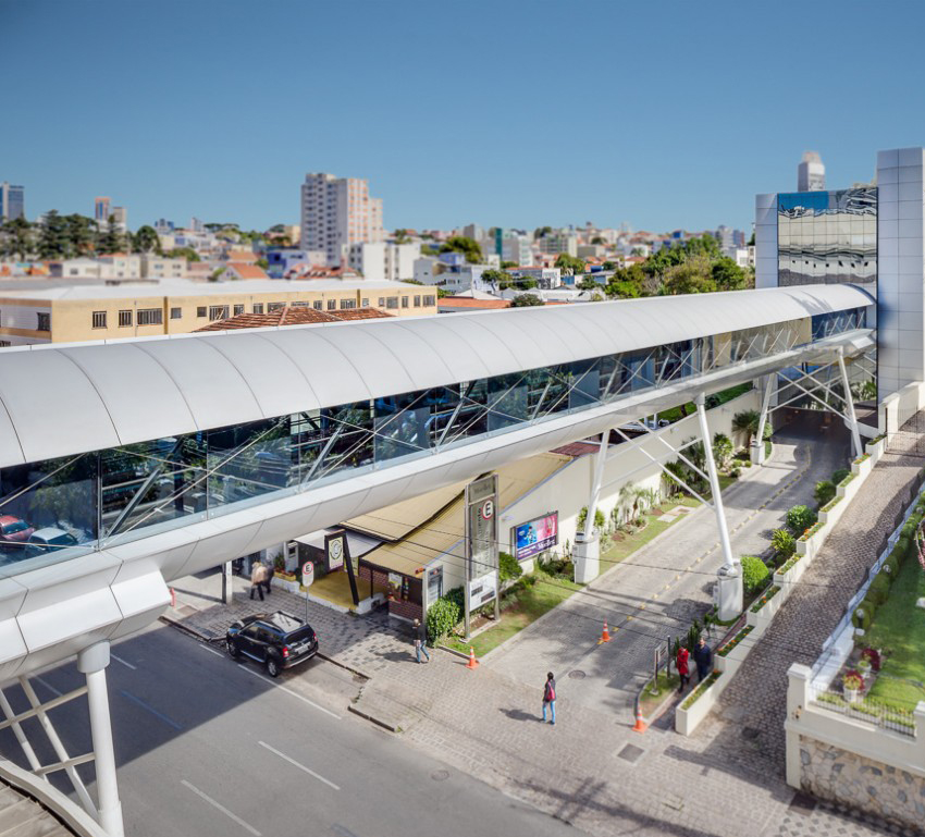 Passarela com esteiras rolantes do Shopping Mueller
